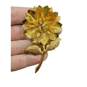 Vintage Gold Tone Flower Brooch Daisy Pin